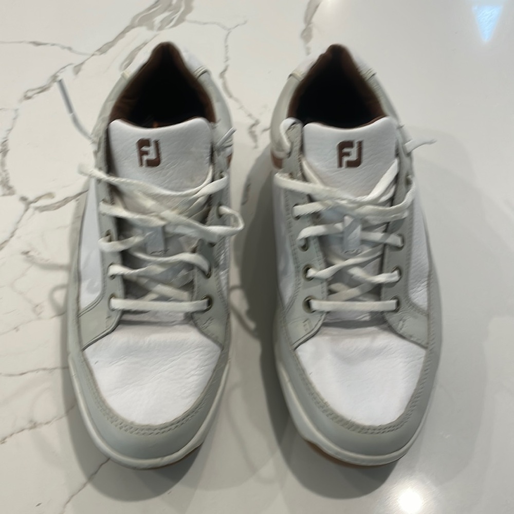 FootJoy Contour men’s 9.5 golf shoes. Excellent condition!